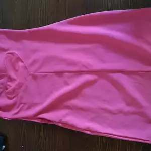 Šatičky růžové vzadu srdíčko