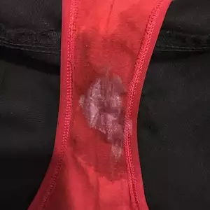 Červené tanga s krásným orgasmem
