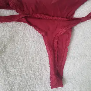 Červená krajková tanga