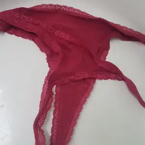 Červená krajková tanga