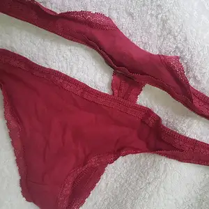 Červená krajková tanga