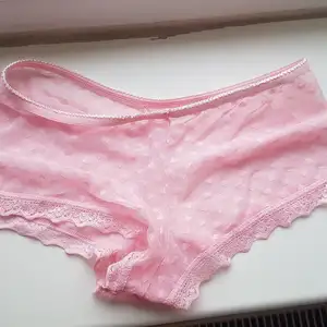 Velmi úzké pink kraťáskové kalhotky