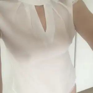 Roztomilá bílá halenka s krajkou velikost S