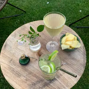 Madam si užívá drinky