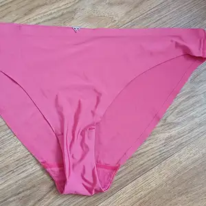 Růžové bezešvé pružné kalhotky