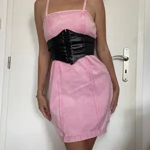 růžový šaty pro sexy č*bku