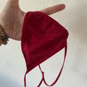 Rudý šňůrkový tanga