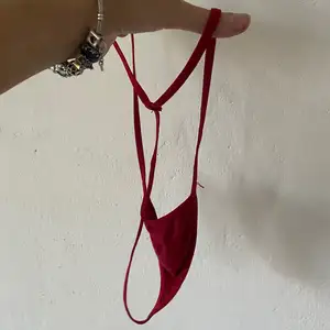 Rudý šňůrkový tanga