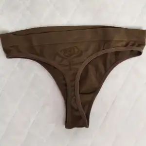Sportovní silonové tanga