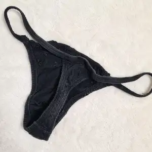 Černé tanga - nejnižší cena na Kalhotkomatu