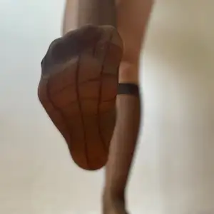 Hnědé podkolenky s čárami
