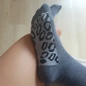 Šedé ponožky s gepardim vzorem