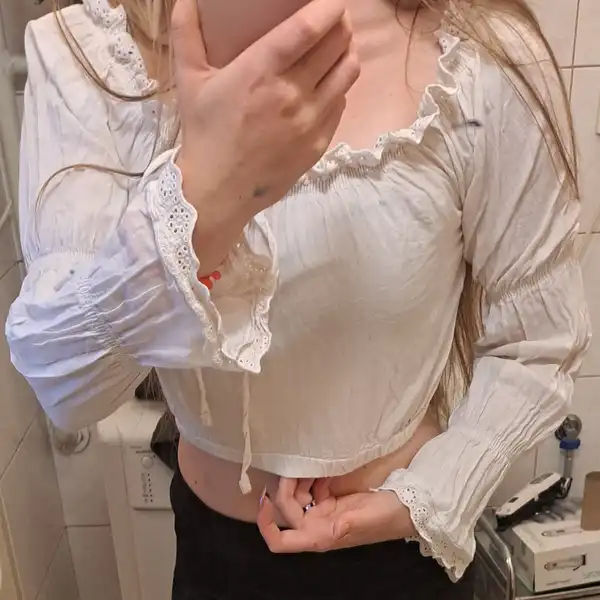 Krásná krajková crop top halenka