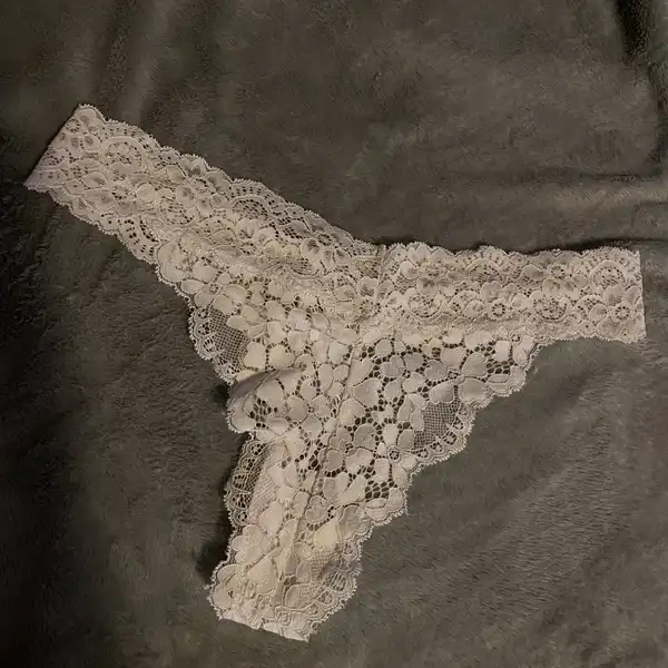 Bílé krajkové tanga