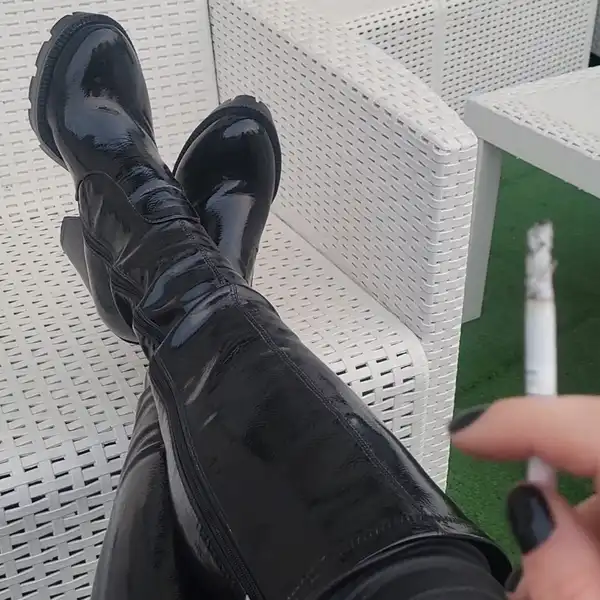Sluha pro femdom party, smoking fetiš
