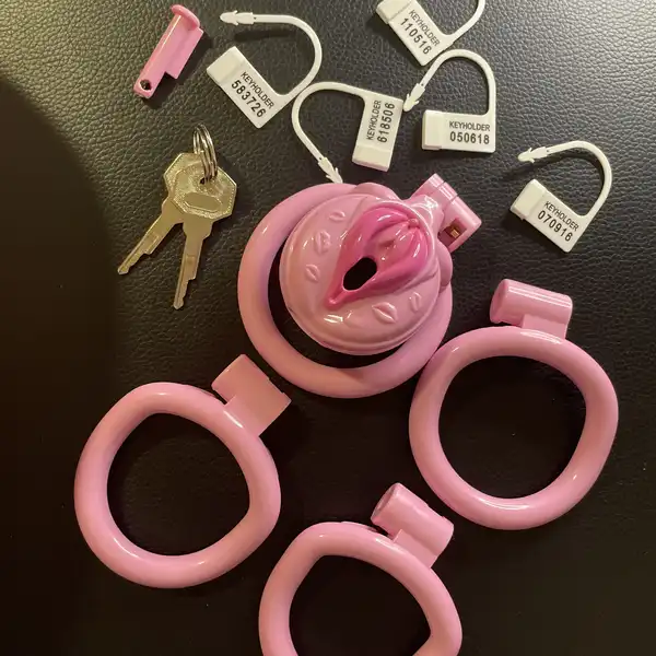 Růžová sissy klec ve tvaru vagíny