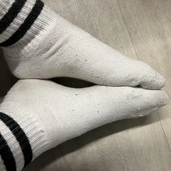 Bílé sportovní ponožky s pruhem