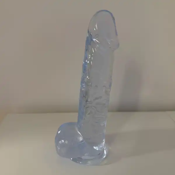 Průhledné, ošukané dildo.