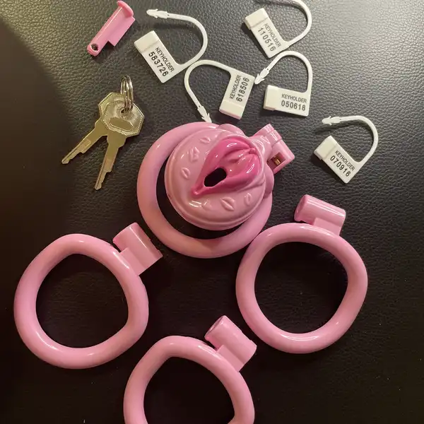 Růžová sissy klec ve tvaru vagíny