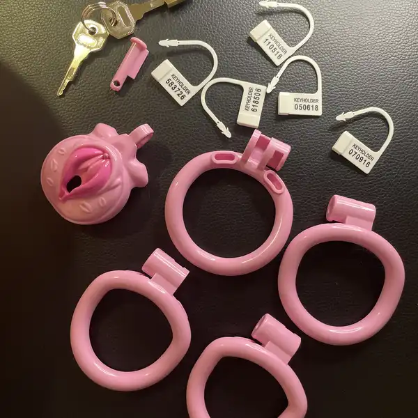 Růžová sissy klec ve tvaru vagíny