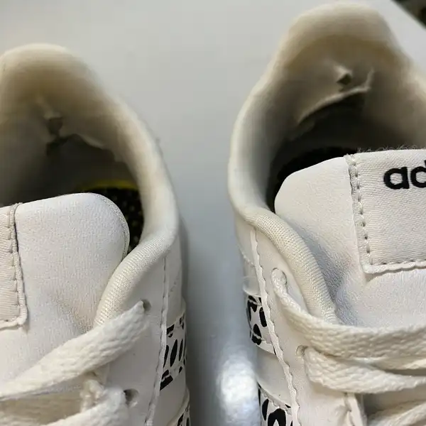 Nošené tigrované botky adidas