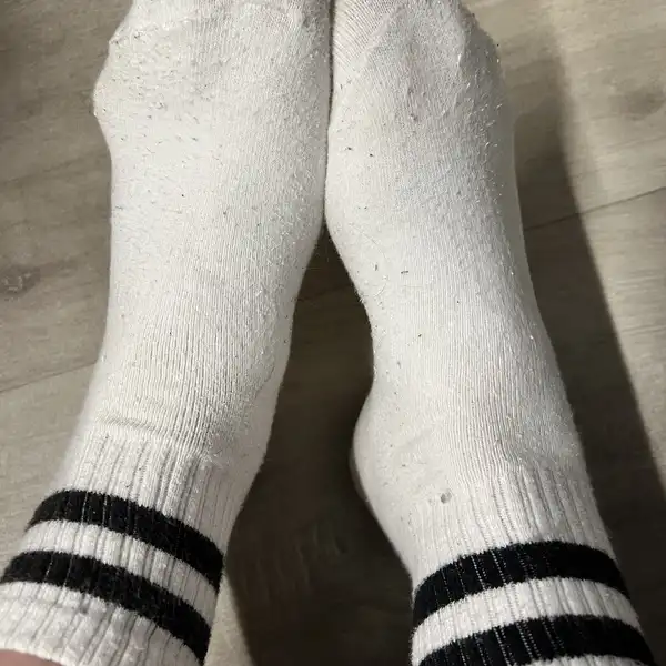 Bílé sportovní ponožky s pruhem