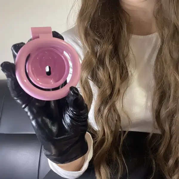 Růžová sissy klec ve tvaru vagíny