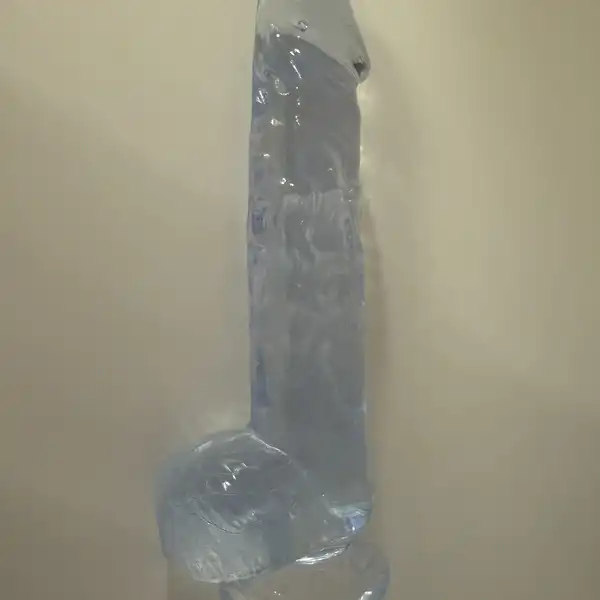 Průhledné, ošukané dildo.
