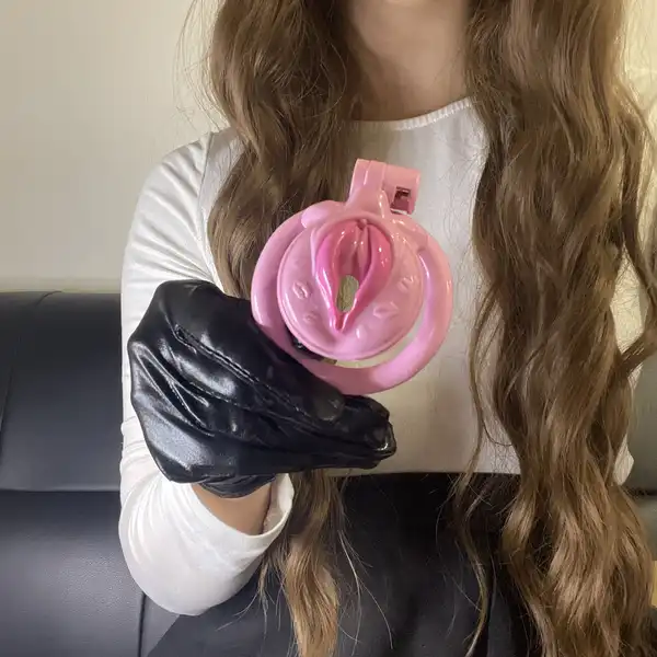 Růžová sissy klec ve tvaru vagíny