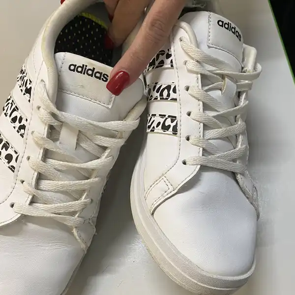 Nošené tigrované botky adidas