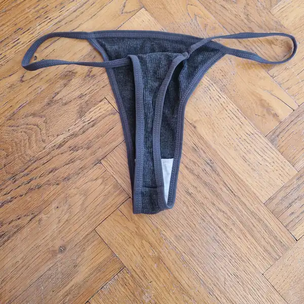 Šedá tanga