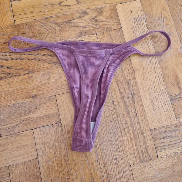 Fialová tanga