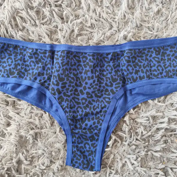 Modré s leopardím vzorem