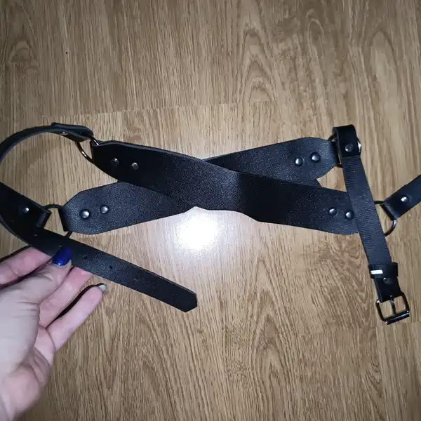 Kožená maska přes oči na BDSM hrátky