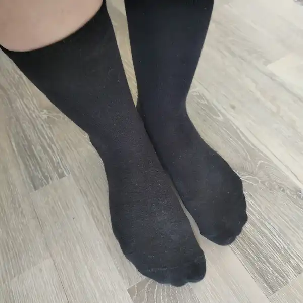 Černé vysoké ponožky s vánoční čepicí