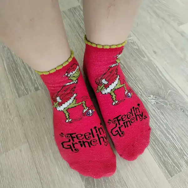 Červené nízké ponožky s Grinchem