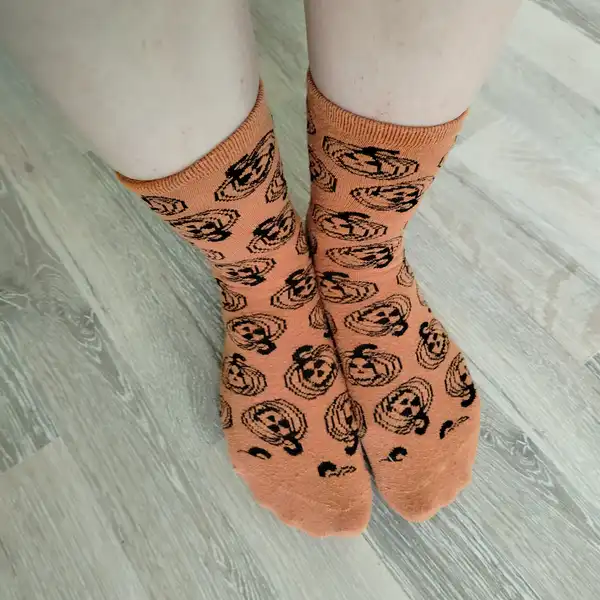 Oranžové vysoké ponožky s motivem Halloweenu