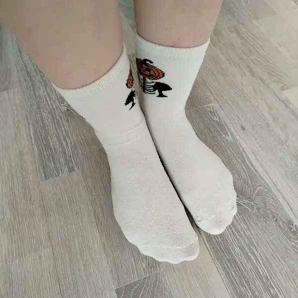 Bílé polovysoké ponožky s Halloweenským motivem