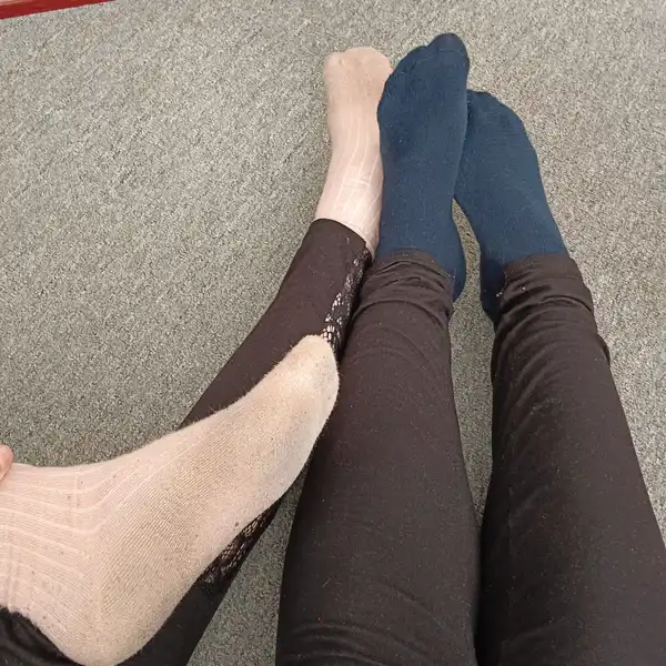 Dvě holky a dva páry ponožek