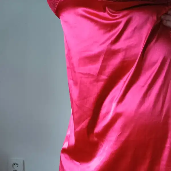 Pružná červená košilka