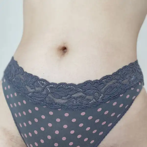 Puntíkované kalhotky nošené několik let