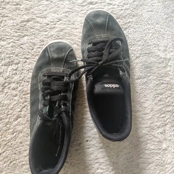 Černé Adidas onošené