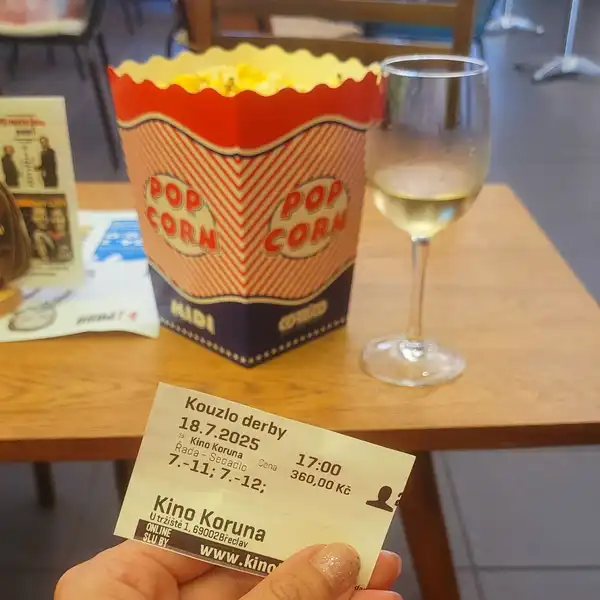 Kino, popcorn, víno
