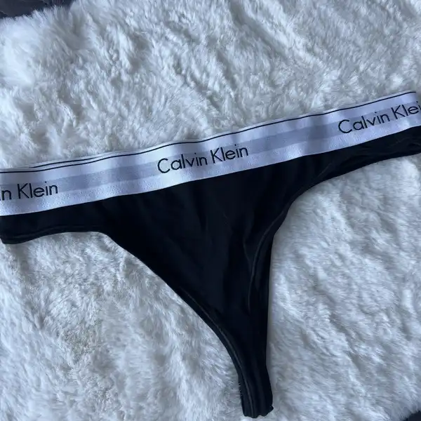 CK tanga na mém těle, a pak putují k tvému vybíravému nosu