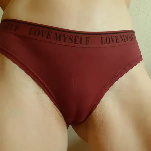 Bordó tanga připravená k nasáknutí