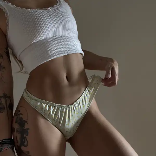 Dvoje voňavé kalhotky od nadržených sester