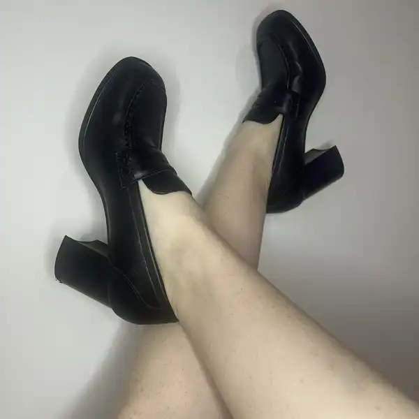 černé lodičky na vysokém podpatku